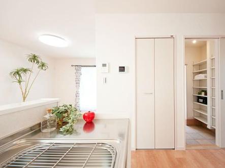 Kitchen. Shoes cloak that can be Ki go from even the kitchen from the front door will come in handy, such as shoes and going out at the time of the jacket storage of seasonal / Image: the same housing complex sale already listing