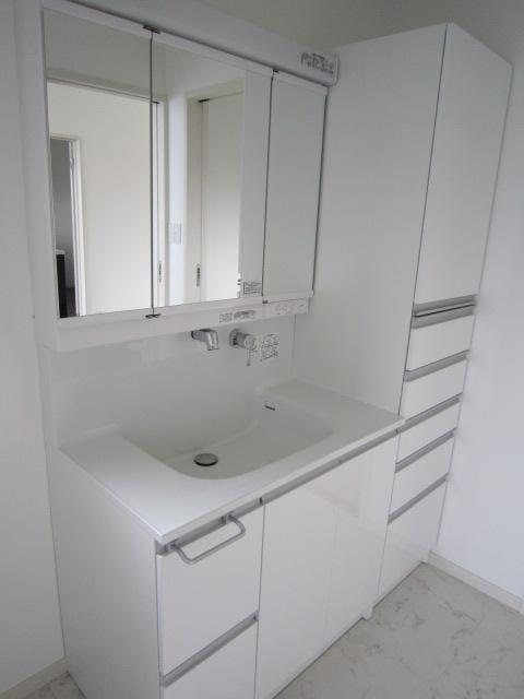 Wash basin, toilet. Indoor (April 2013) Shooting