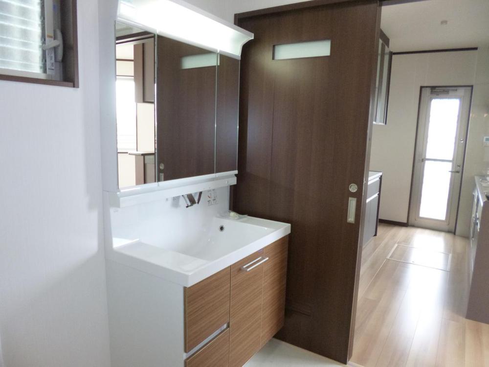 Wash basin, toilet. (June 2013) Shooting