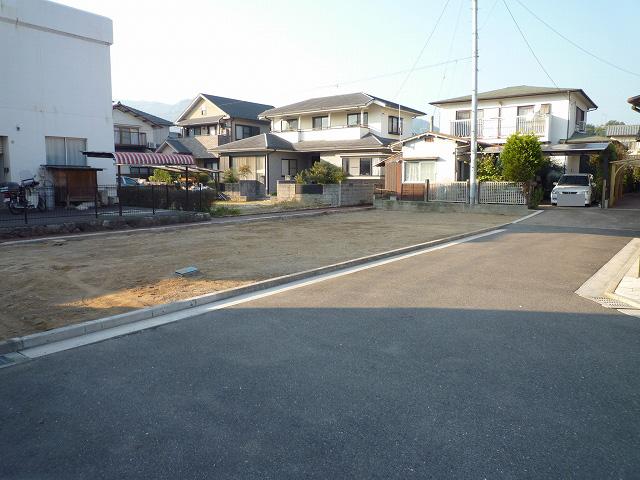 Local photos, including front road. Local November 1, 2013 From east