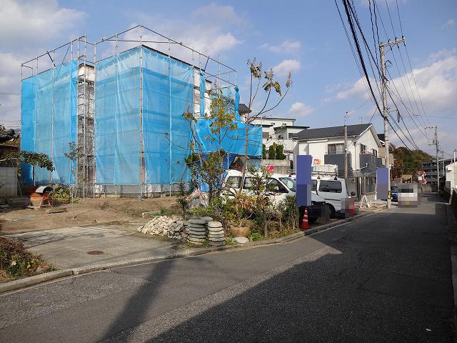 Local photos, including front road. 2013.12.11 photographed completion of framework Day is good