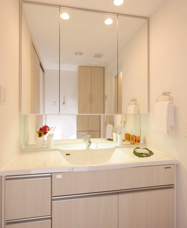 Bathing-wash room.  [Three-sided mirror back storage cabinet] Since the internal three-sided mirror it will find a storage rack, skin care, You can store and clean the hair care supplies.