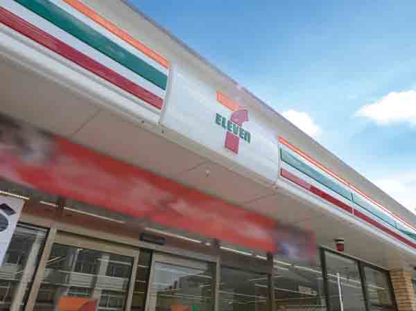 Surrounding environment. Seven-Eleven Hatsukaichi Honcho store (about 380m / A 5-minute walk)