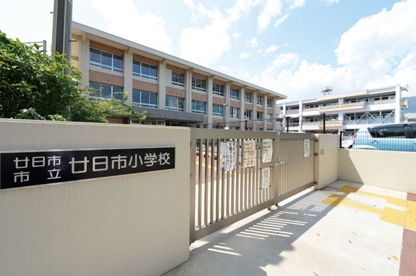 Hatsukaichi a 6-minute walk to the elementary school (480m)