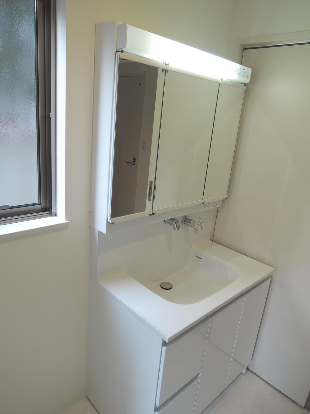 Wash basin, toilet. Indoor site (November 2013) Shooting