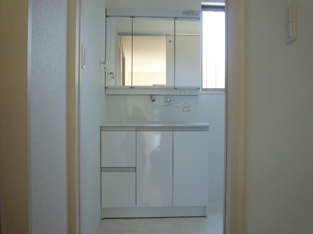 Wash basin, toilet. Interior