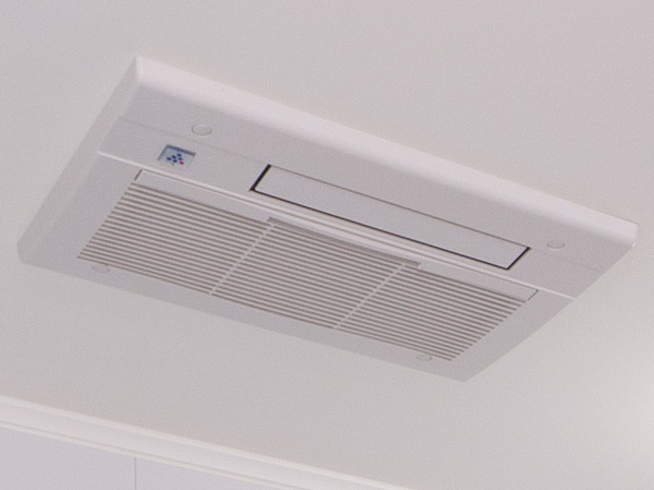 Bathing-wash room.  [Gas hot-water bathroom heater dryer] Not only the heating and drying of the bathroom, Cool breeze ・ You can ventilation operation. Also, Floating in the bathroom to remove the "mold fungi", Equipped with a decomposing plasma cluster ion generator odor, Drain the bathroom of moisture and odor in the outdoor. (Same specifications)