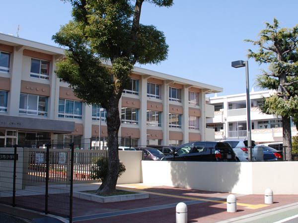Surrounding environment. Also attending school because there is a pedestrian bridge peace of mind (Municipal Hatsukaichi Elementary School (4-minute walk / About 320m))