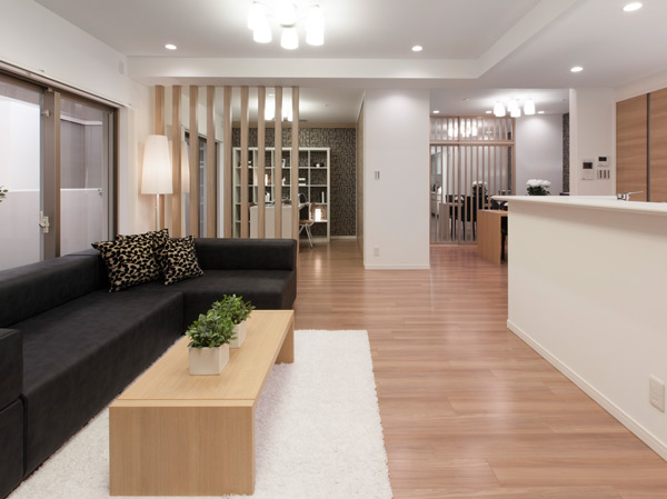 Room and equipment. Open living deepen the time of the family of the rest ・ dining. Since the wide span design, Sunshine is plenty sunny. It is get on housework, Such as adopting the Anabuki Kosan original plan, It has become a dwelling to live a comfortable life. (G type model room / Some design changes (paid ・ Application deadline Yes))