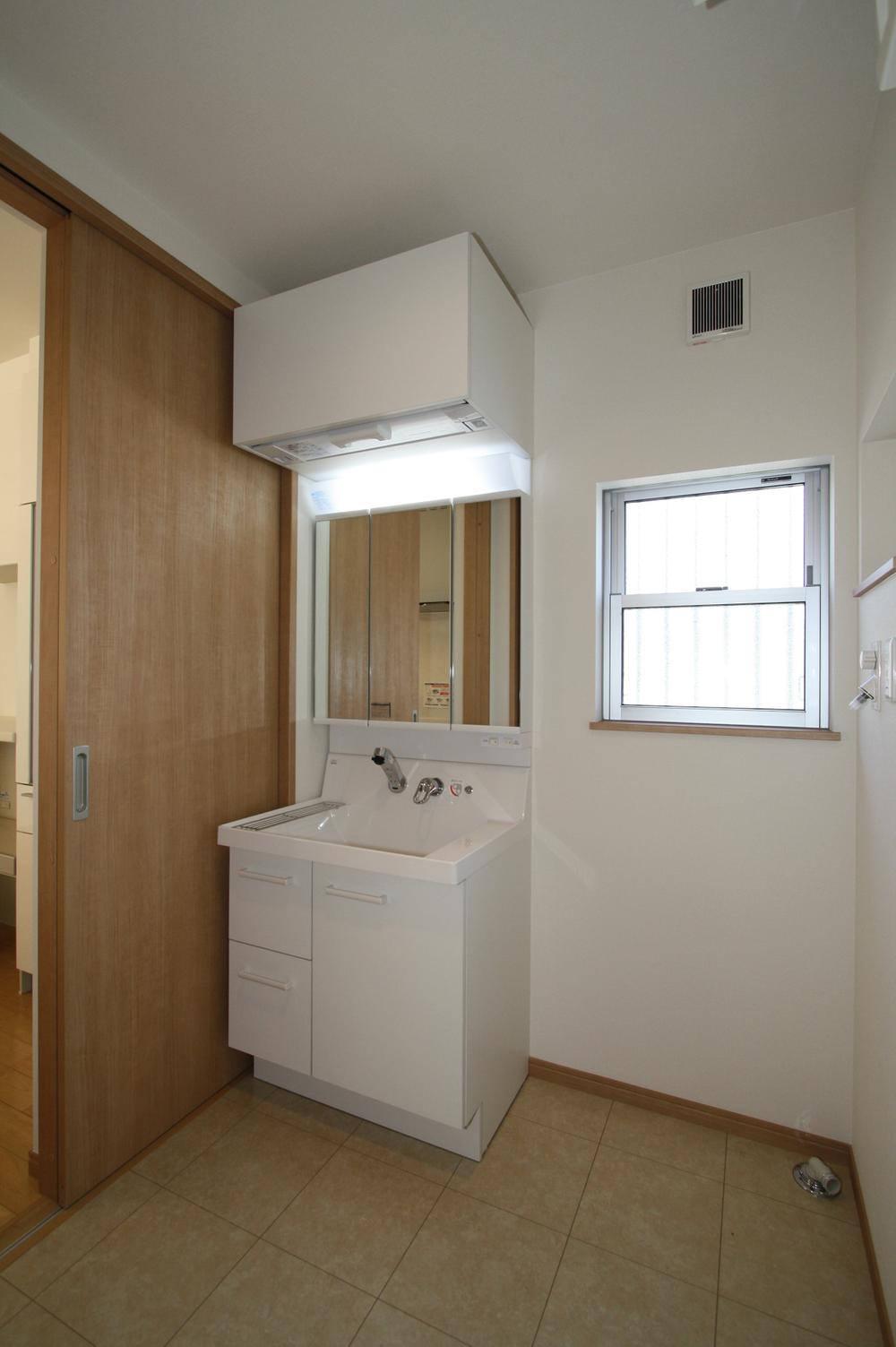 Wash basin, toilet. Indoor (