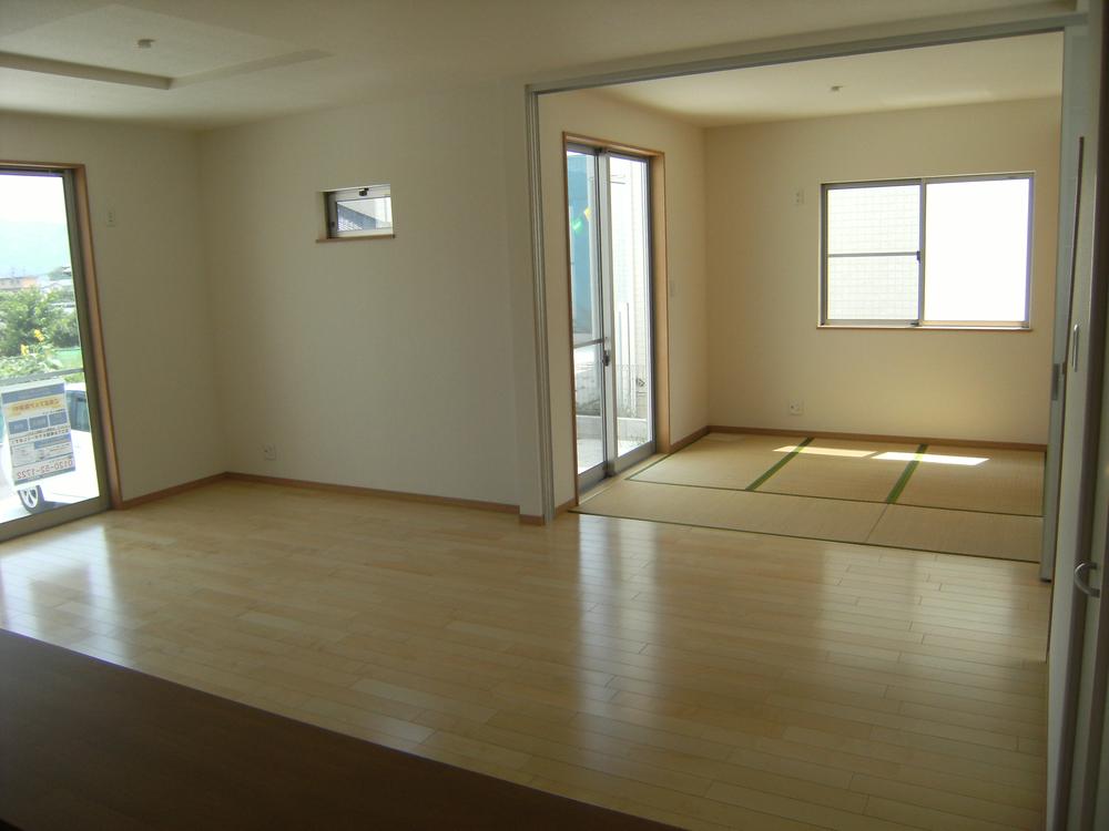 Living. Japanese-style continued in the living room