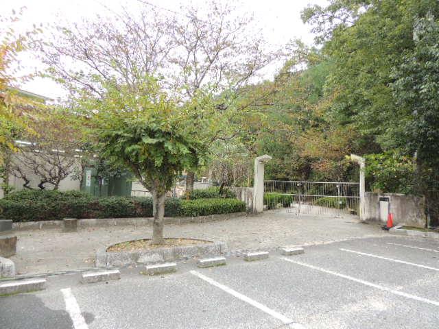kindergarten ・ Nursery. If it goes in the 1102m car until Ikeda nursery school, Just a few minutes. It is conveniently located in the life. 
