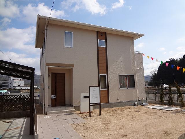 Local appearance photo. Three parking lot to be parked