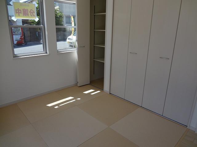 Other introspection. Storage is also a Japanese-style room of plenty!