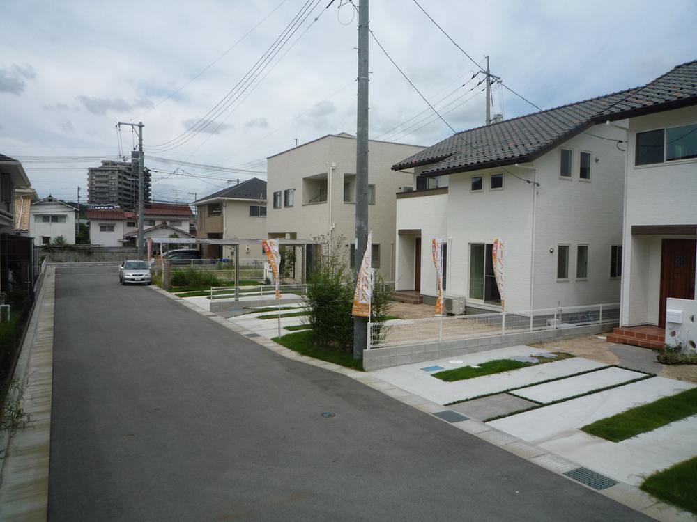 Local photos, including front road. It is a new residential area. Road width is 6m, Also garage Ease at those who not good at driving