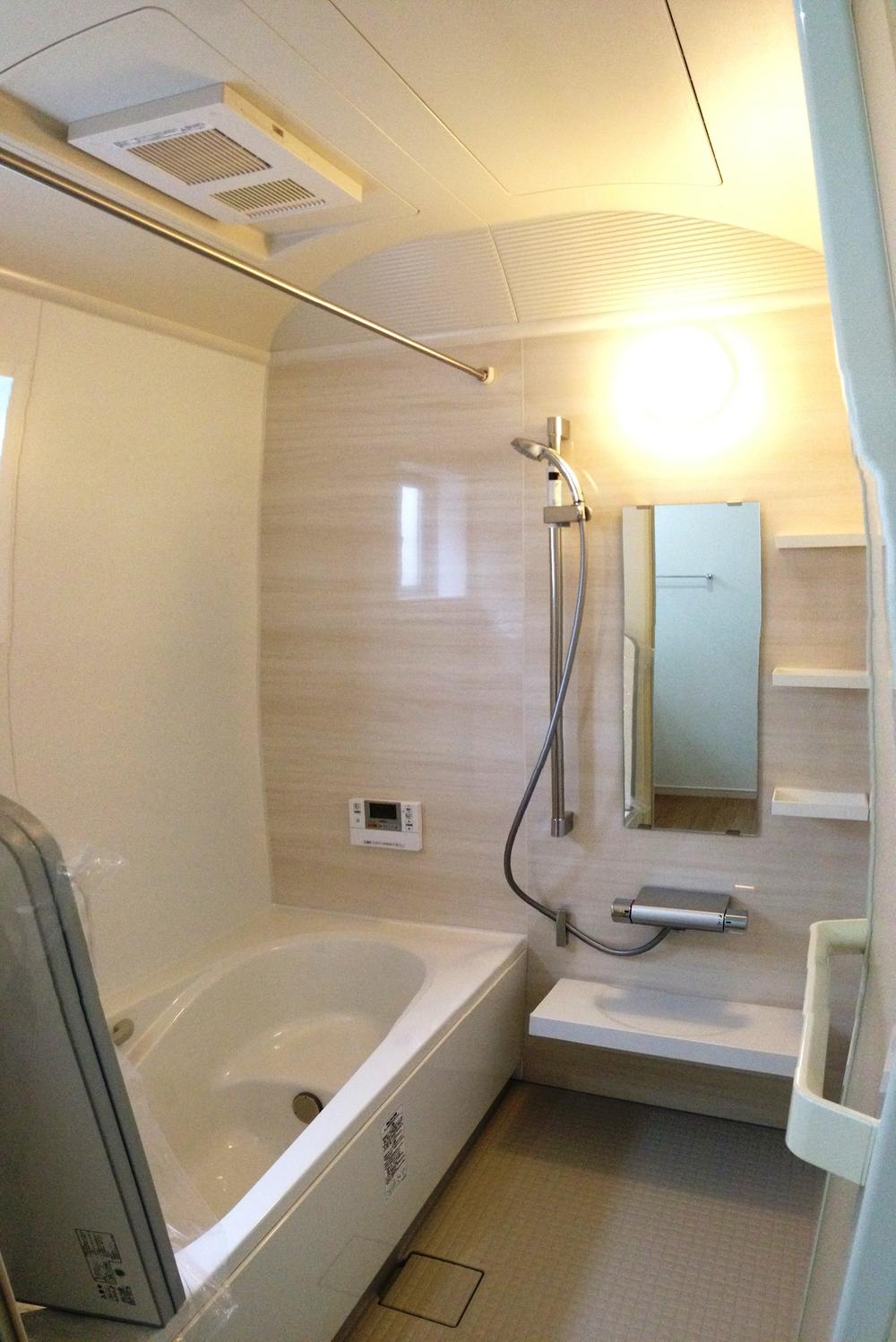 Bathroom. Spacious bathroom with a dome ceiling. Bathroom dryer laundry is to dry out, Hot water is less likely to cold Samobasu. Enhanced features, such as Kururin poi dust is likely to throw away.