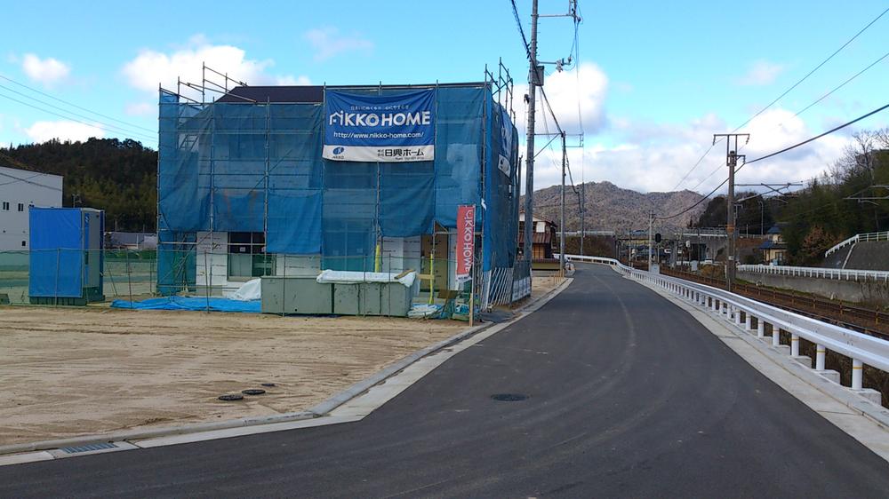 Local photos, including front road. Local (12 May 2013) Shooting By Readjustment, It is going to be orderly streetscape.