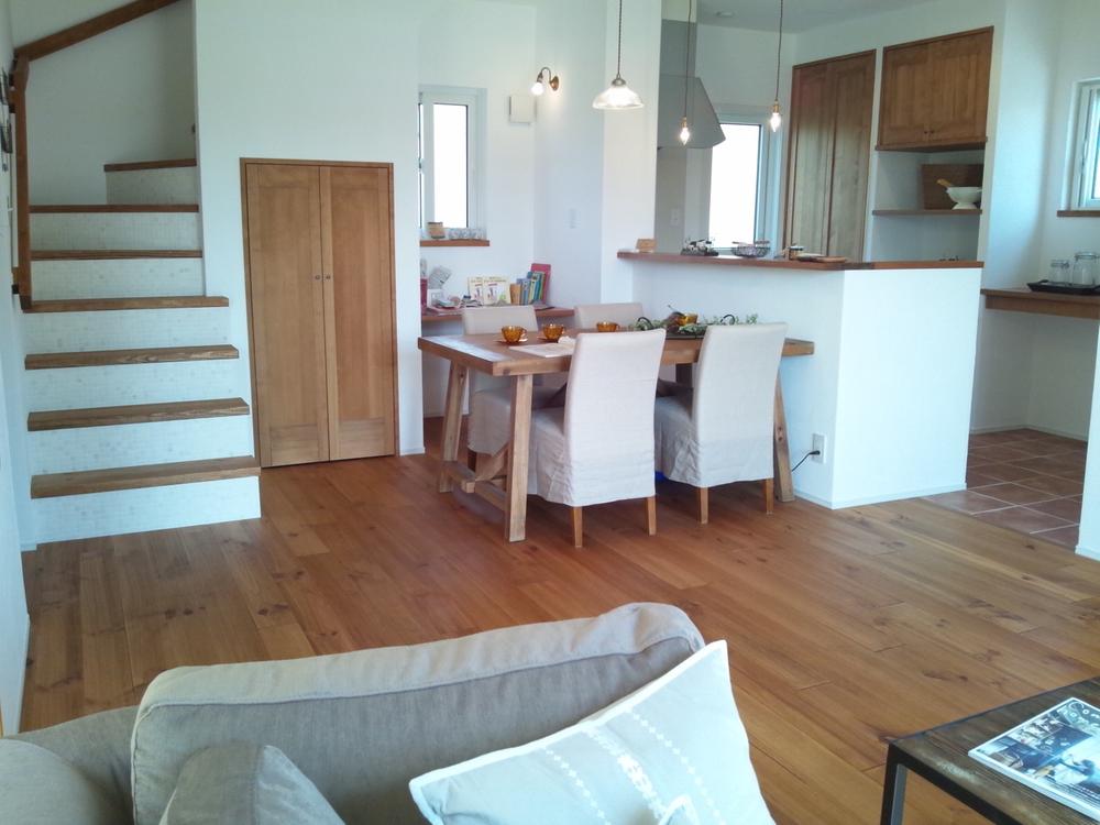 Same specifications photo (kitchen). Space made of natural materials and stucco wall. Family has made the environment calm slowly. 