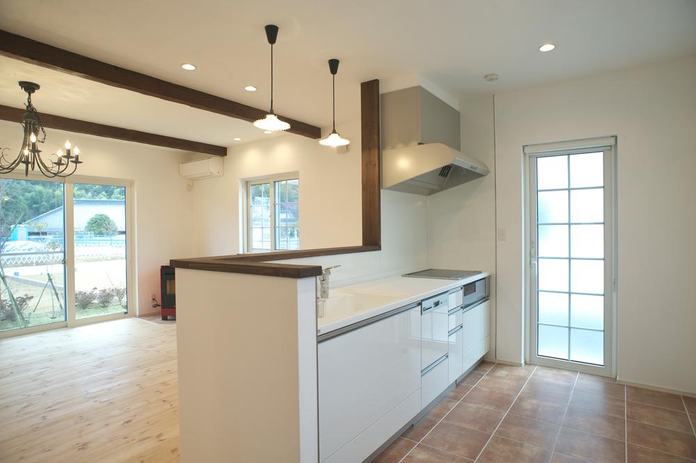 Same specifications photo (kitchen). Easy clean floor tiles