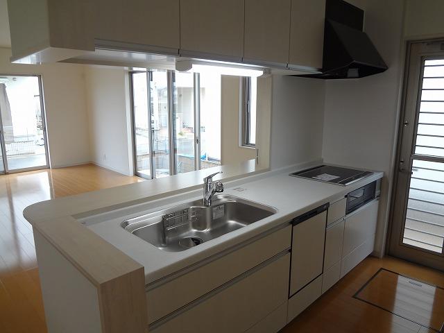 Kitchen. Face-to-face kitchen that can be cooking while watching the children play in the living room! 