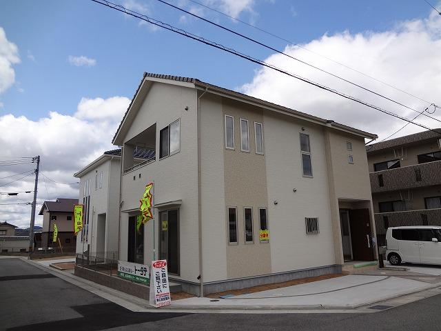 Local appearance photo. Good location in which all are aligned