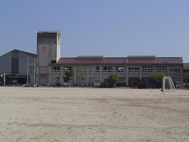 Primary school. 1946m Higashi-Hiroshima City Museum of heights up to the hills elementary school