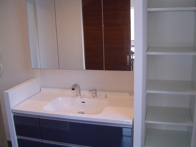 Wash basin, toilet. Indoor (11 May 2013) Shooting