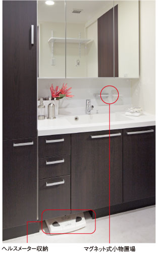 Bathing-wash room.  [Bathroom vanity ・ Linen cabinet] In addition to rich housed in the lower part of the vanities, Health meter storage also has secured. Also detergent and towels, As a storage space, such as a change of clothes at the time of the bathing, It has established a toll-type of linen cabinet.  (Same specifications)