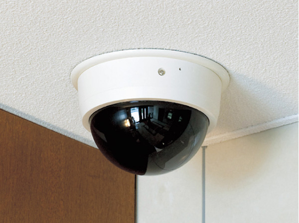 Security.  [surveillance camera] Entrance Hall and parking, Side door, etc., Installed in the site and the building inside and outside of the key points that crime prevention effect is likely to be high. And record the movement of suspicious person. The camera is double checked in the Entrance, It further enhances the crime prevention. (Same specifications)