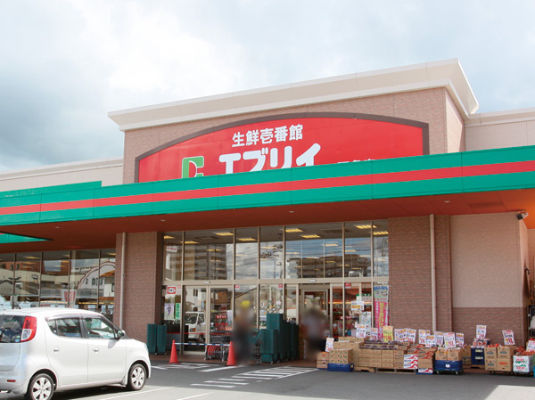 Surrounding environment. EVERY (about 571m / An 8-minute walk)