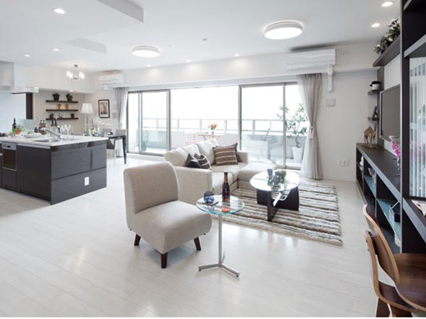 Room and equipment. All houses bright south-facing. In a wide wide span design of the frontage, Spread carefree landscape because there are no tall buildings in front of the eye, Living room pleasant open feeling can be felt ・ dining.  ※ Model Room G type menu plan (free of charge ・ Application deadline There)