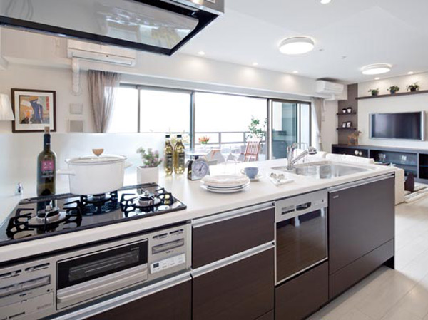 Room and equipment. Kitchen full of such as dishwasher. Stylish and easy-to-use Island. You Hakadori even housework can navigate to washroom.  ※ Model Room G type menu plan (free of charge ・ Application deadline There)