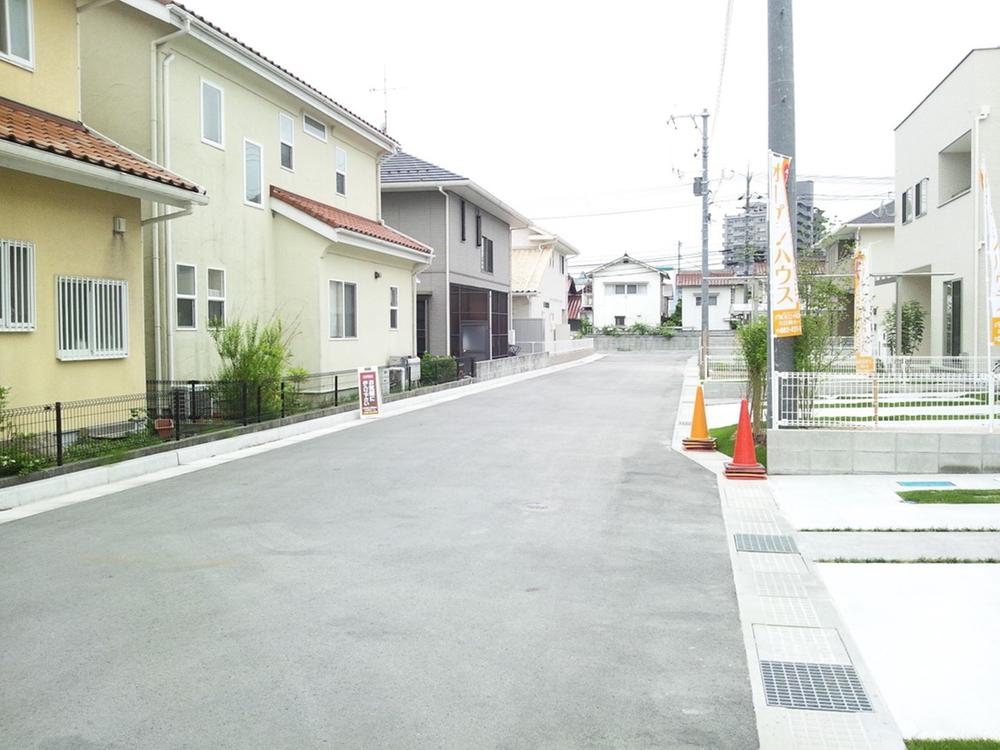 Local photos, including front road. South Road 6m on the front is neither car Street, Children can also safe playing in the garden. Also, It has become a very sunny good location because there is a road to the south.