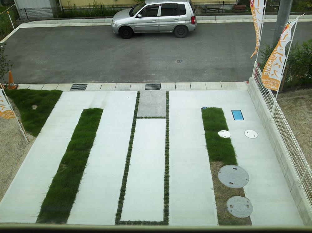 Garden. The garden is a day preeminent provided with a parking lot of 2 cars! ! Because in addition to the parking spaces there is a space of your garden, Or gardening, You can garden building that fit the space, such as your family like to play with children.