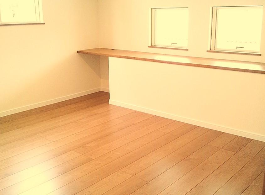 Non-living room. The main bedroom has become a space of calm atmosphere with a roof slope. Since the opening is also not too big to heal the fatigue of the day, Now appropriate space.