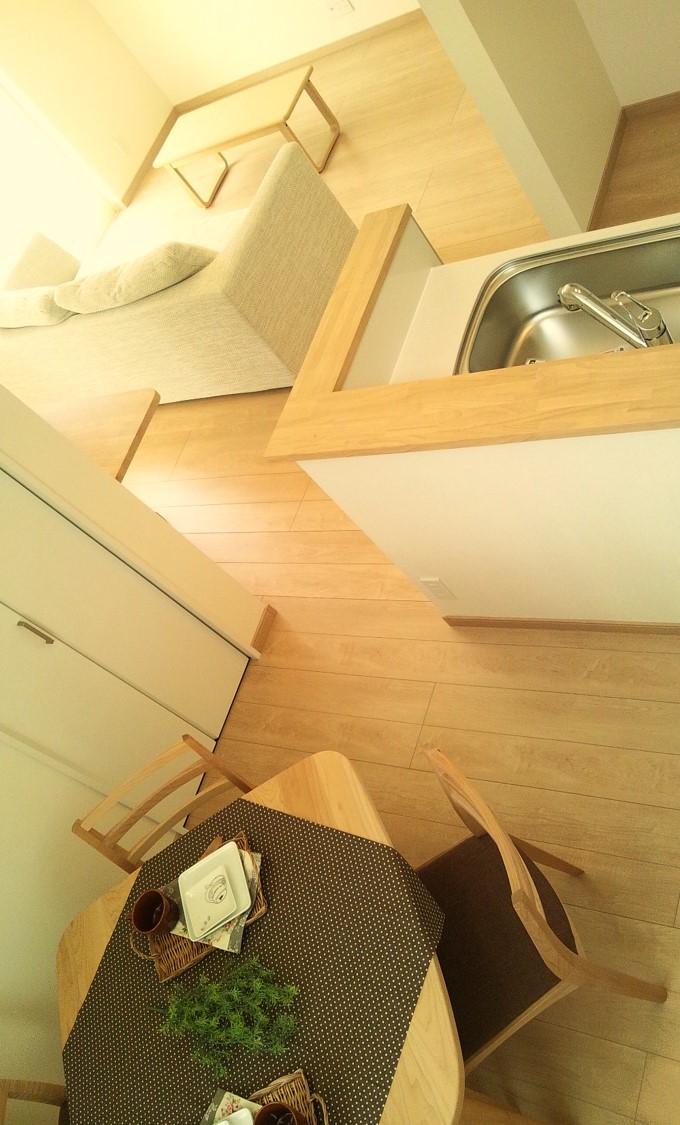 Living. Dining has become a bright and airy space on the east side. In the morning is a luxurious space that is eating rice in the light of the sun is plugged.