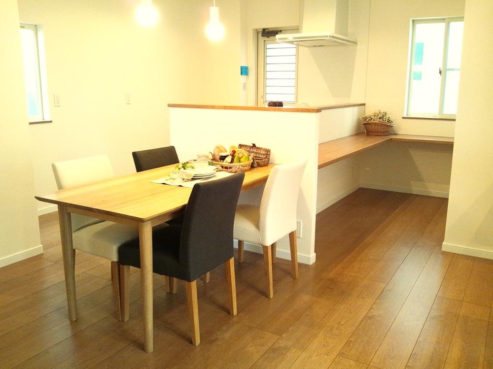 Other introspection. Using the counters facing the kitchen is different! ! When it is study of children, I do not know the place soon, Listen to mom ... it can also be used as such a space.