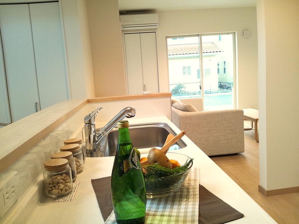 Kitchen. Are located is a large atrium and large windows in front of the kitchen of the eye. Will happily dishes making in the bright and spacious kitchen! !