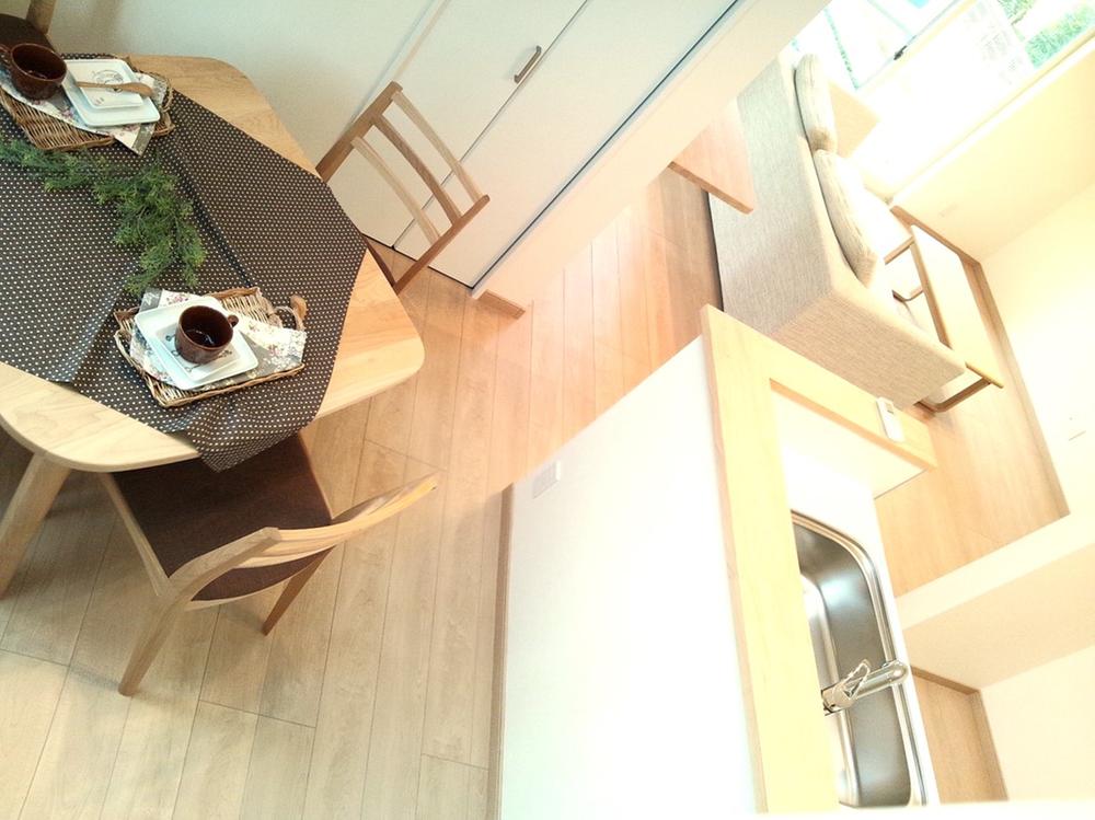 Living. Floor, Bright and warm colors of flooring. By brighten the color of the floor, Of the entire house atmosphere bright and open and, It has become a spacious space.