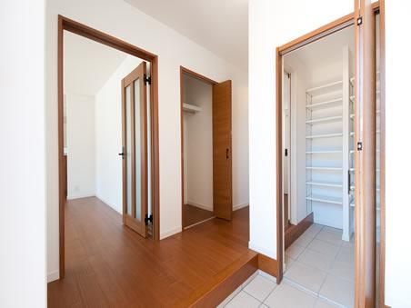 Entrance. Not only shoes in the entrance, Convenient shoes cloak for storage of strollers and golf bag / No. 20 place