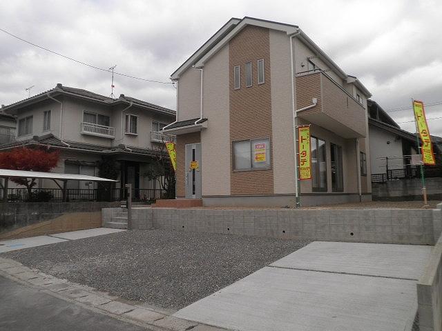 Local photos, including front road. Local (11 May 2013) Shooting