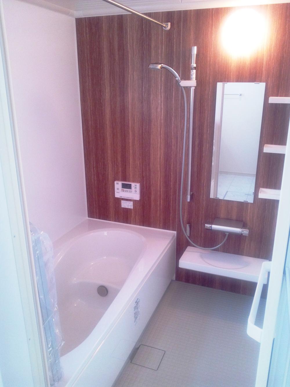Bathroom. With bathroom ventilation drying heater. Convenient to dry in front of the heating and clothing bathing.