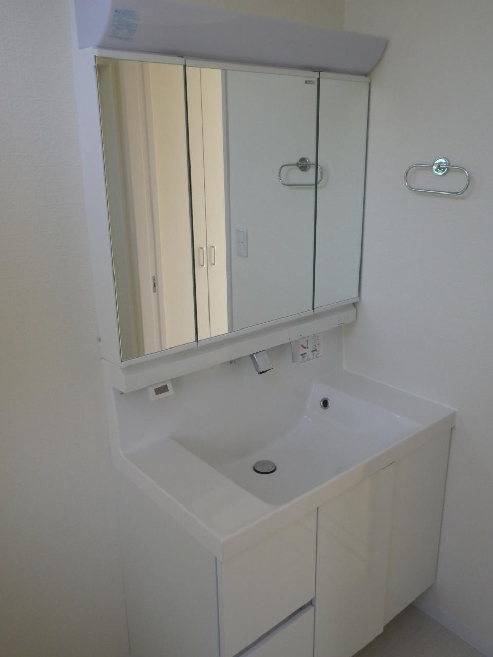 Wash basin, toilet. Indoor (10 May 2013) Shooting