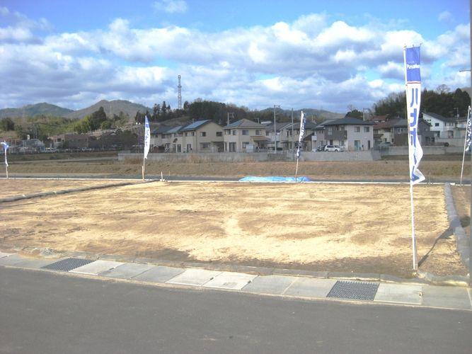 Local photos, including front road. No. 13 place