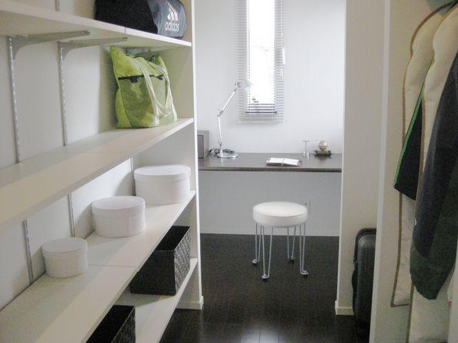 Receipt. In the back of the main bedroom we offer a wide walk-in closet where clothes at once dispose of.