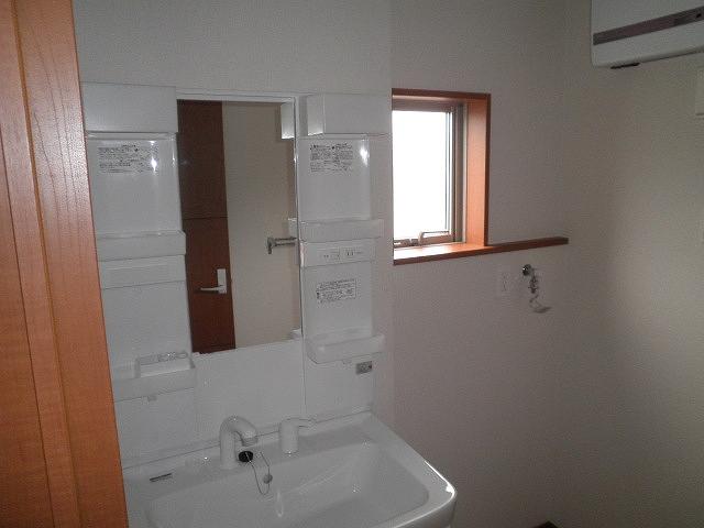 Wash basin, toilet. Indoor (10 May 2013) Shooting