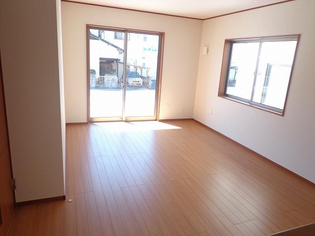 Living. Family reunion in a bright living room! 