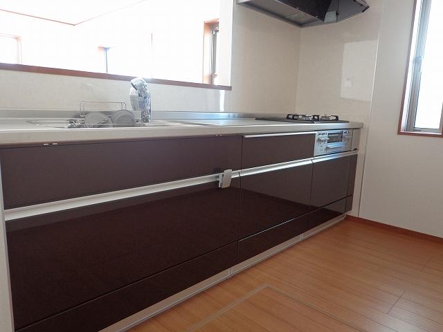 Kitchen. Wide and bright kitchen Likely cooking is fun! 