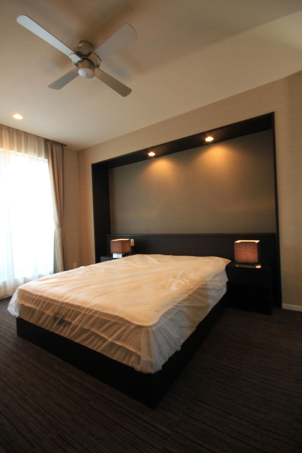 Same specifications photos (Other introspection). Hotel-like interior of the bedroom. Lighting on both sides, The carpet is the point of coordination to meet the wallpaper and color / Same specifications