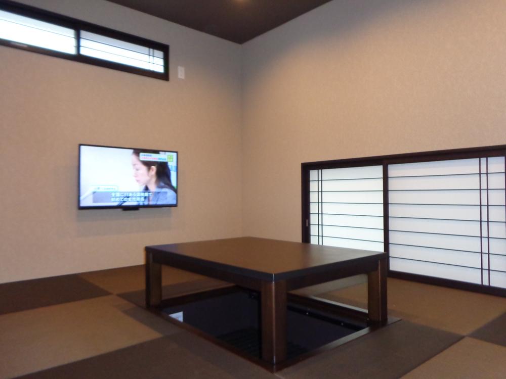 Same specifications photos (Other introspection). Japanese-style room has become a moat kotatsu, Produce a space that black Ryukyu tatami at ease heart. 40-inch wall-mounted display Installed / Same specifications